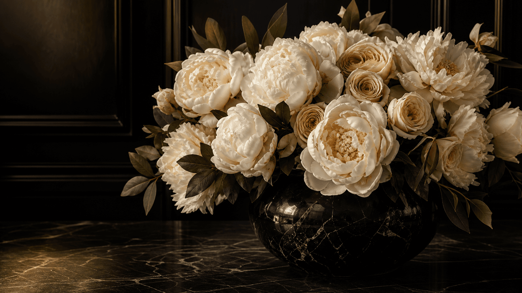 Crèmekleurige zijdebloemen in een zwarte marmeren vaas