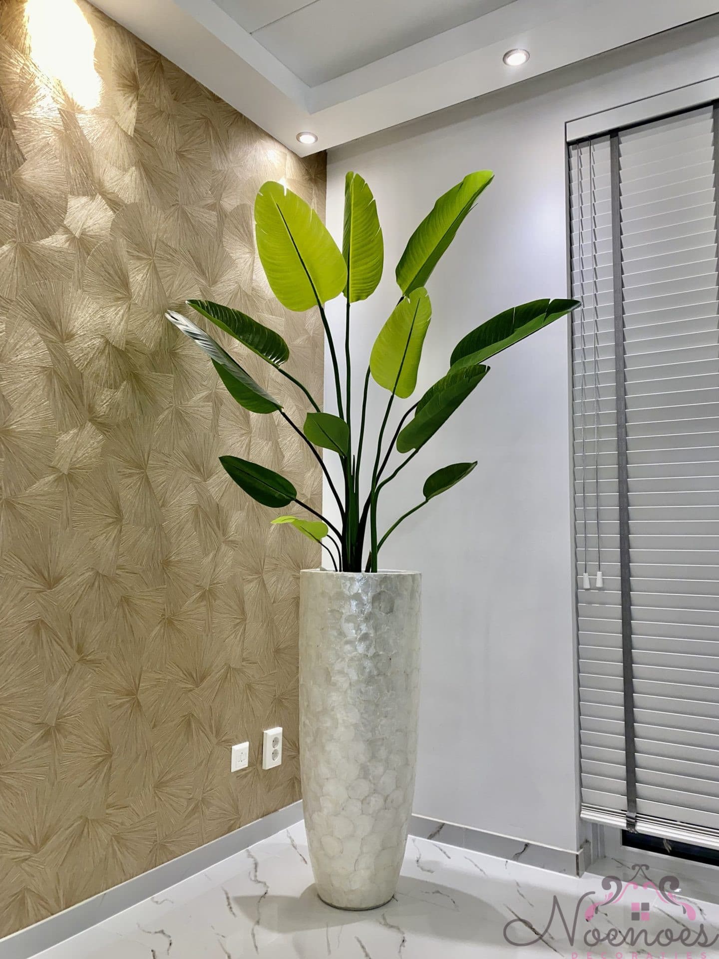 Capiz schelpenvaas 90 cm opgemaakt met Strelitzia Nicolai kunstplant