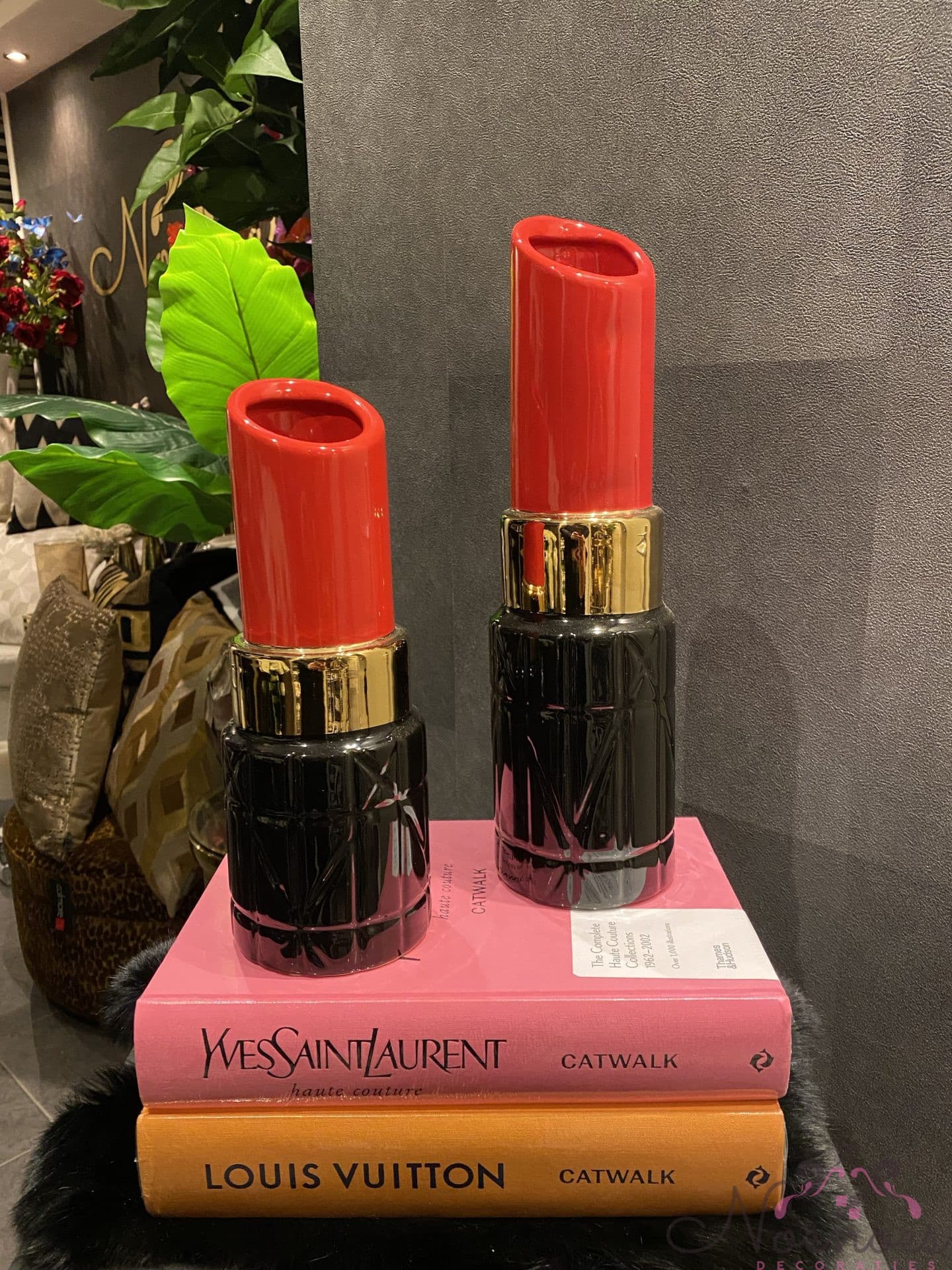 Lipstick vaas groot rood-zwart decoratieve vaas 10x10x34,5 cm