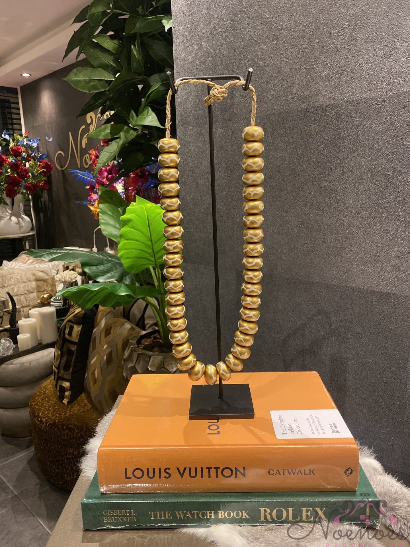 Decoratieve ketting op zwart standaard goud-wit 41 cm