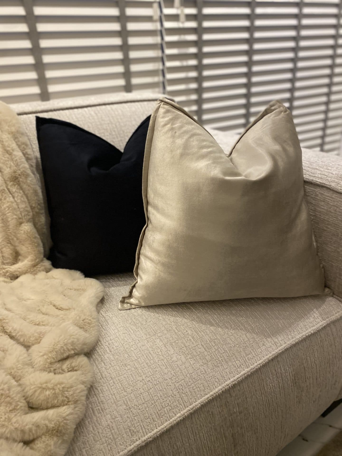 Sierkussen velvet almond 50x50 cm met vormvaste vulling