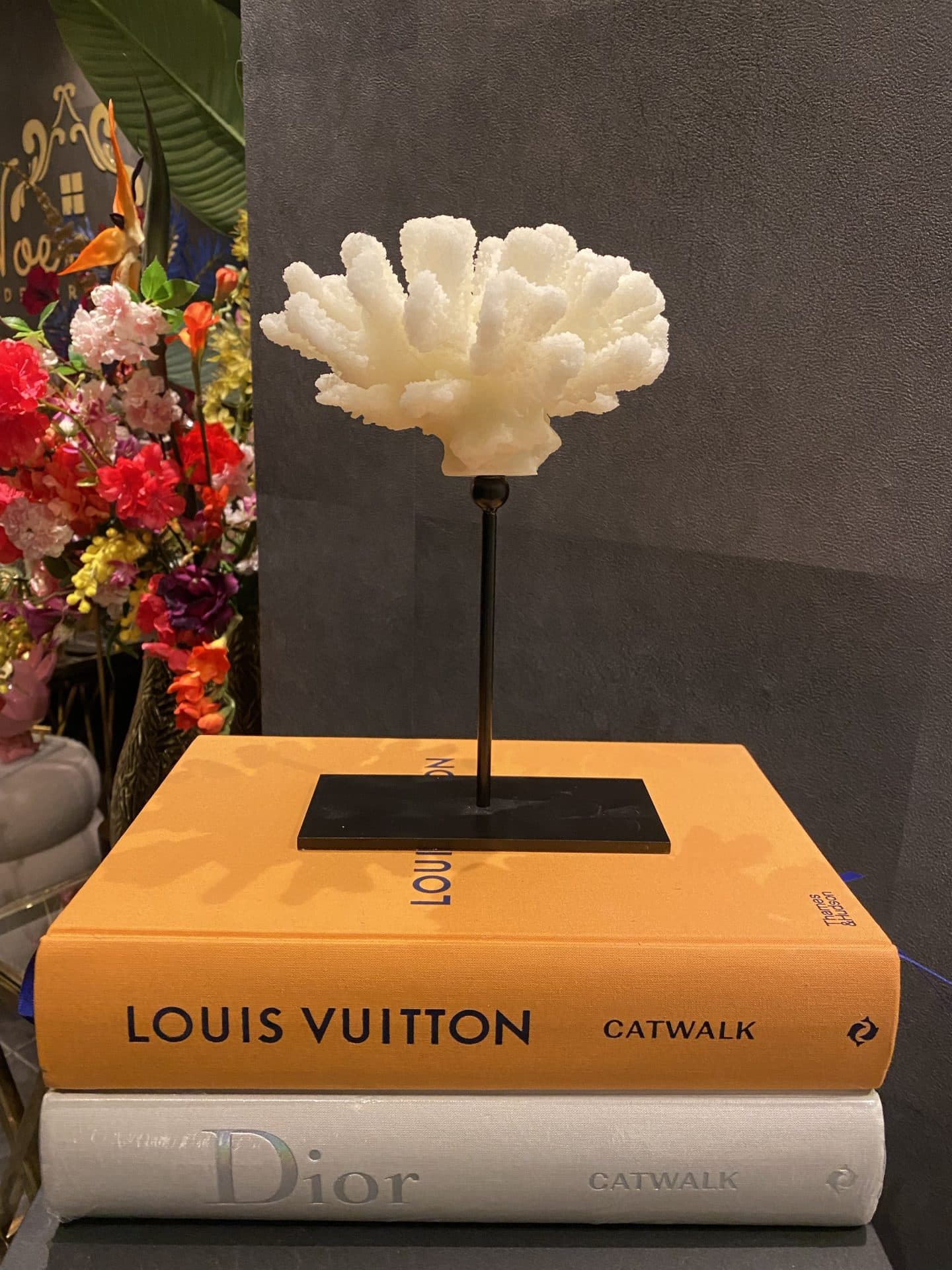 Koraal decoratie op zwart metalen standaard S (25 cm)