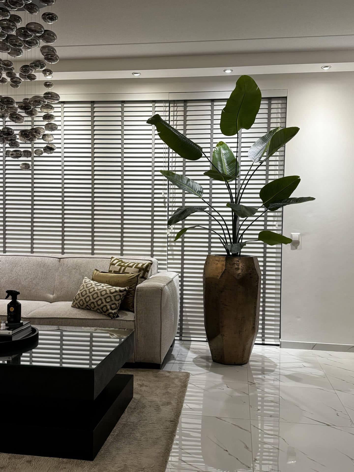 Vaas Blocci goud opgemaakt met strelitzia kunstplant XL (245 cm)