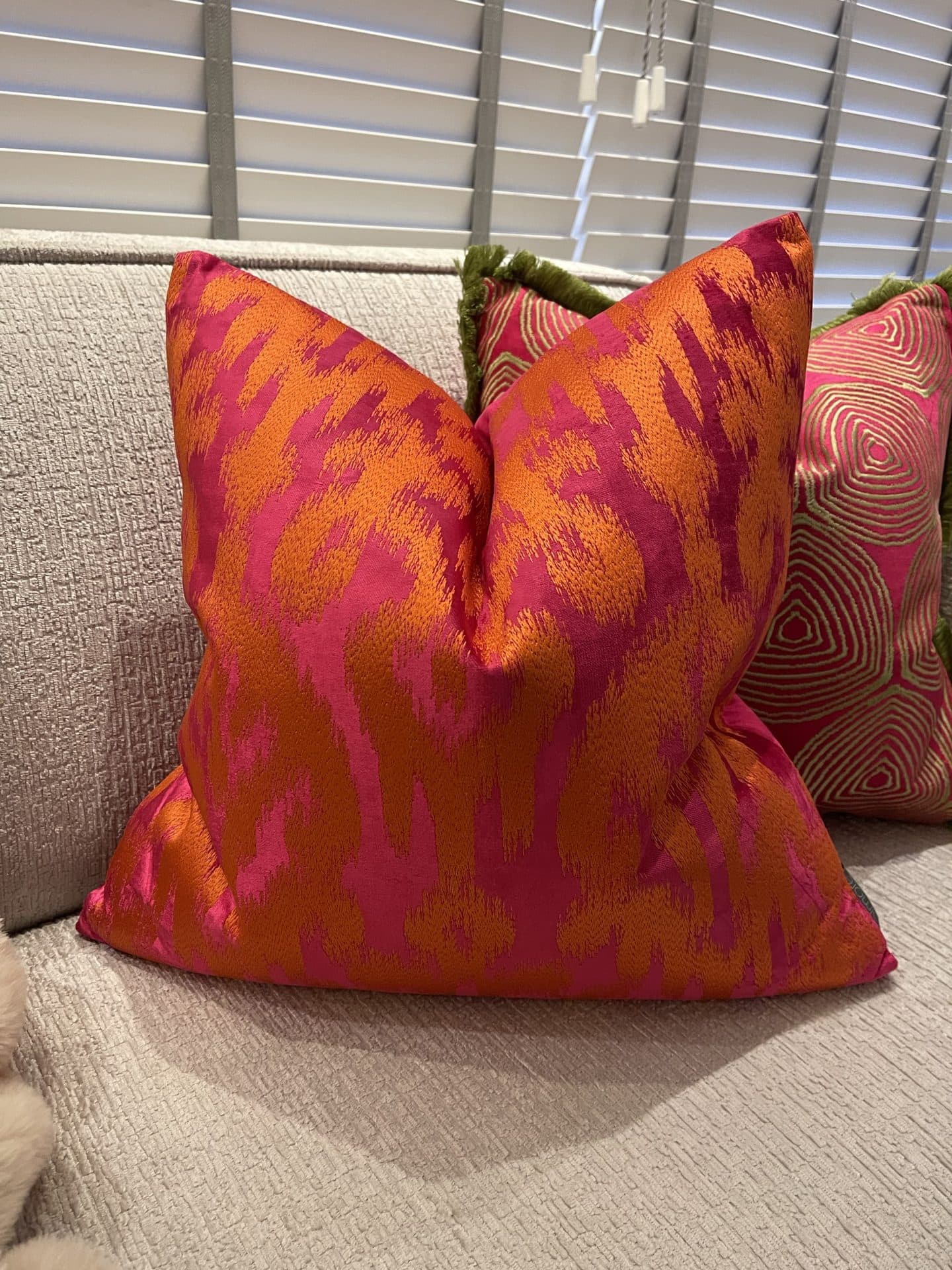 Sierkussen oranje fuchsia ikat-patroon 50x50 cm