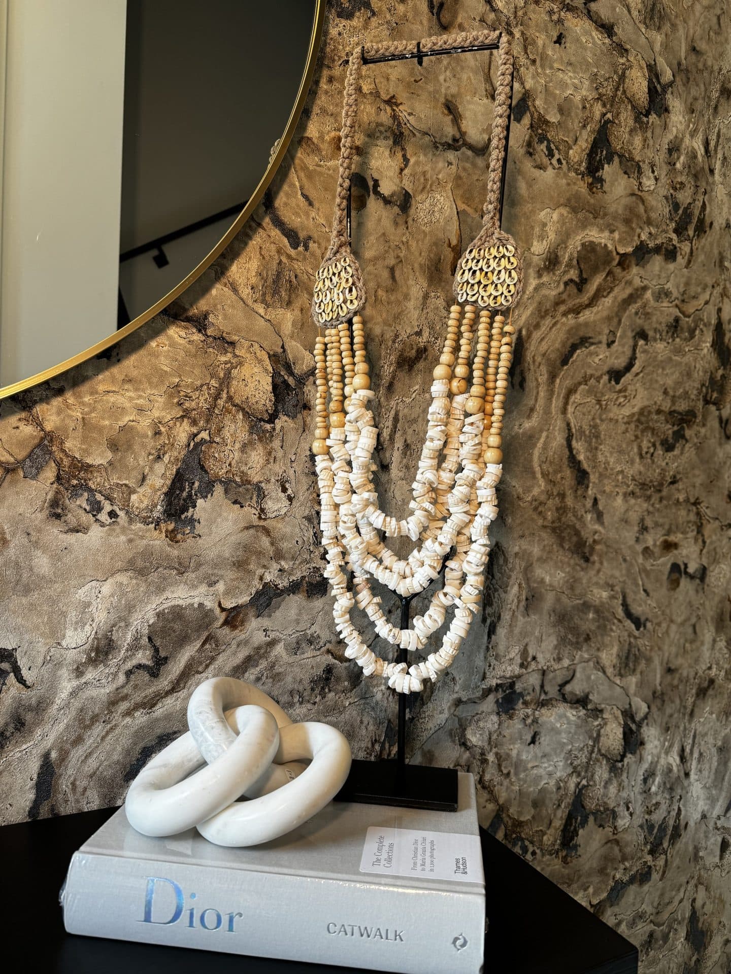Schelpen ketting decoratie crème wit op zwart voet 65 cm
