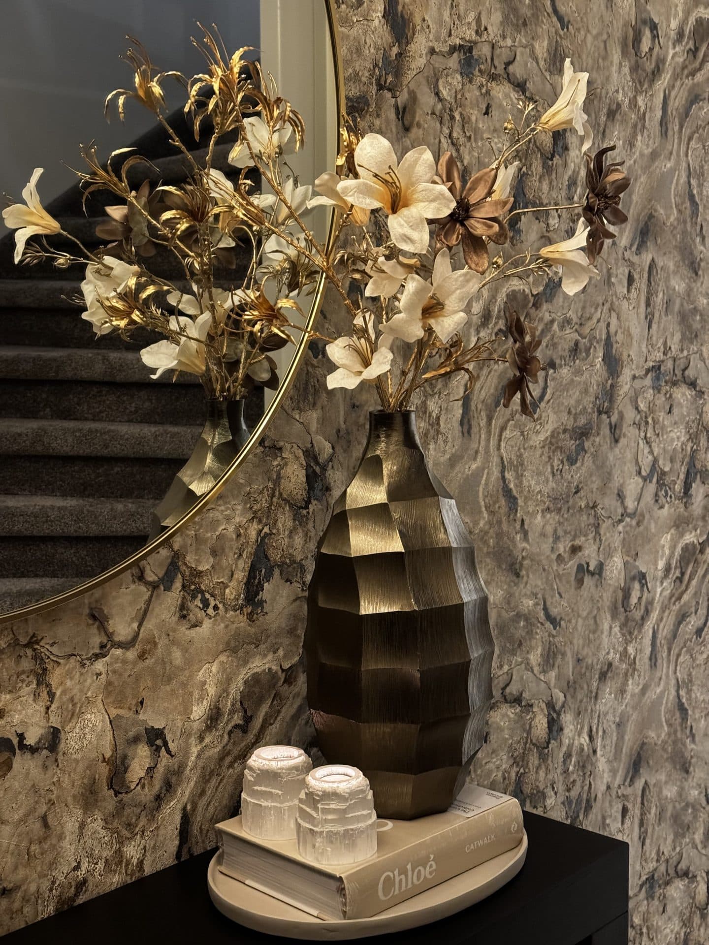 Vaas brazz gold groot met zijdebloemen arrangement 46 cm