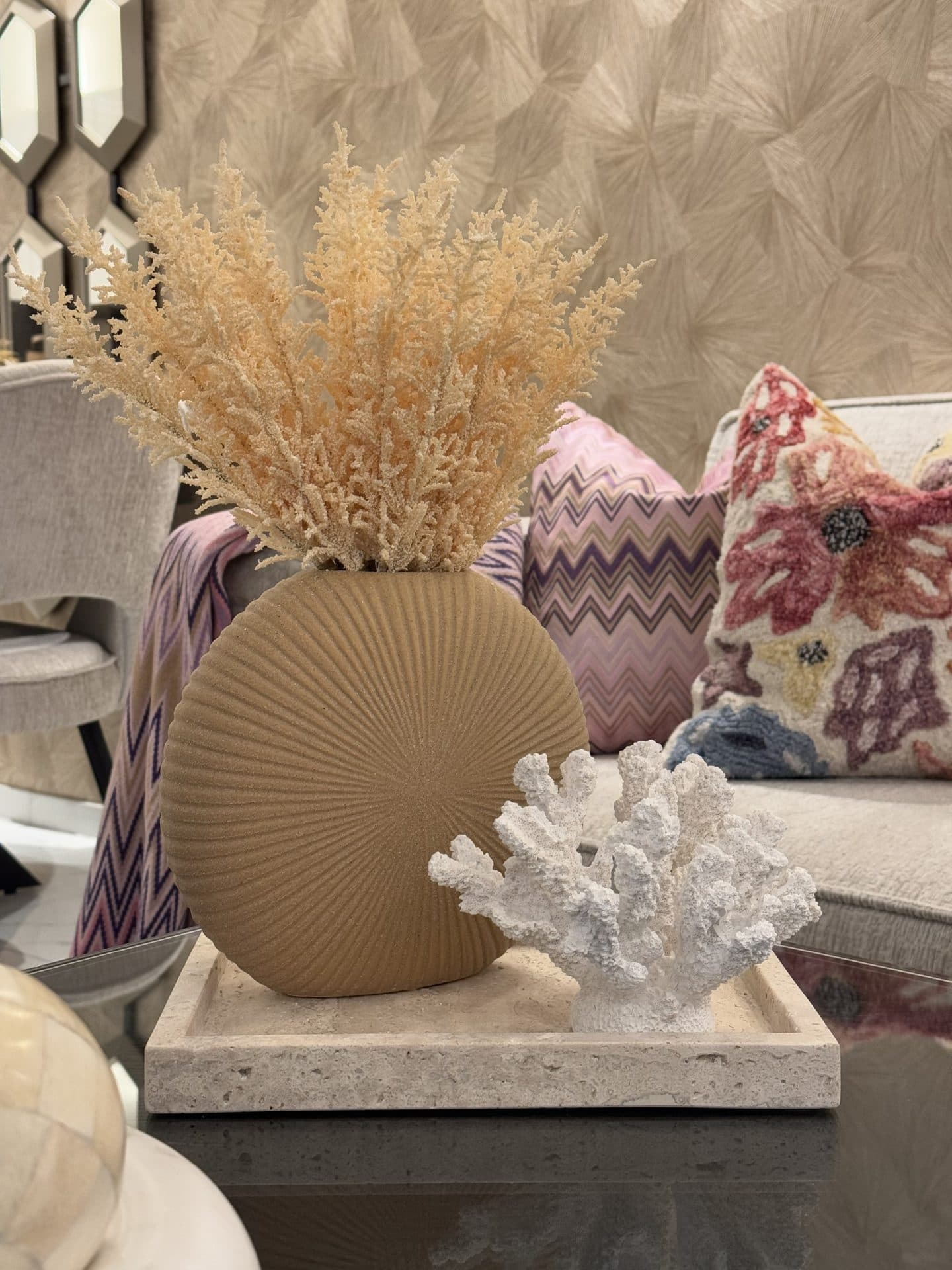 Vaas star zand met beige veren arrangement 25 cm