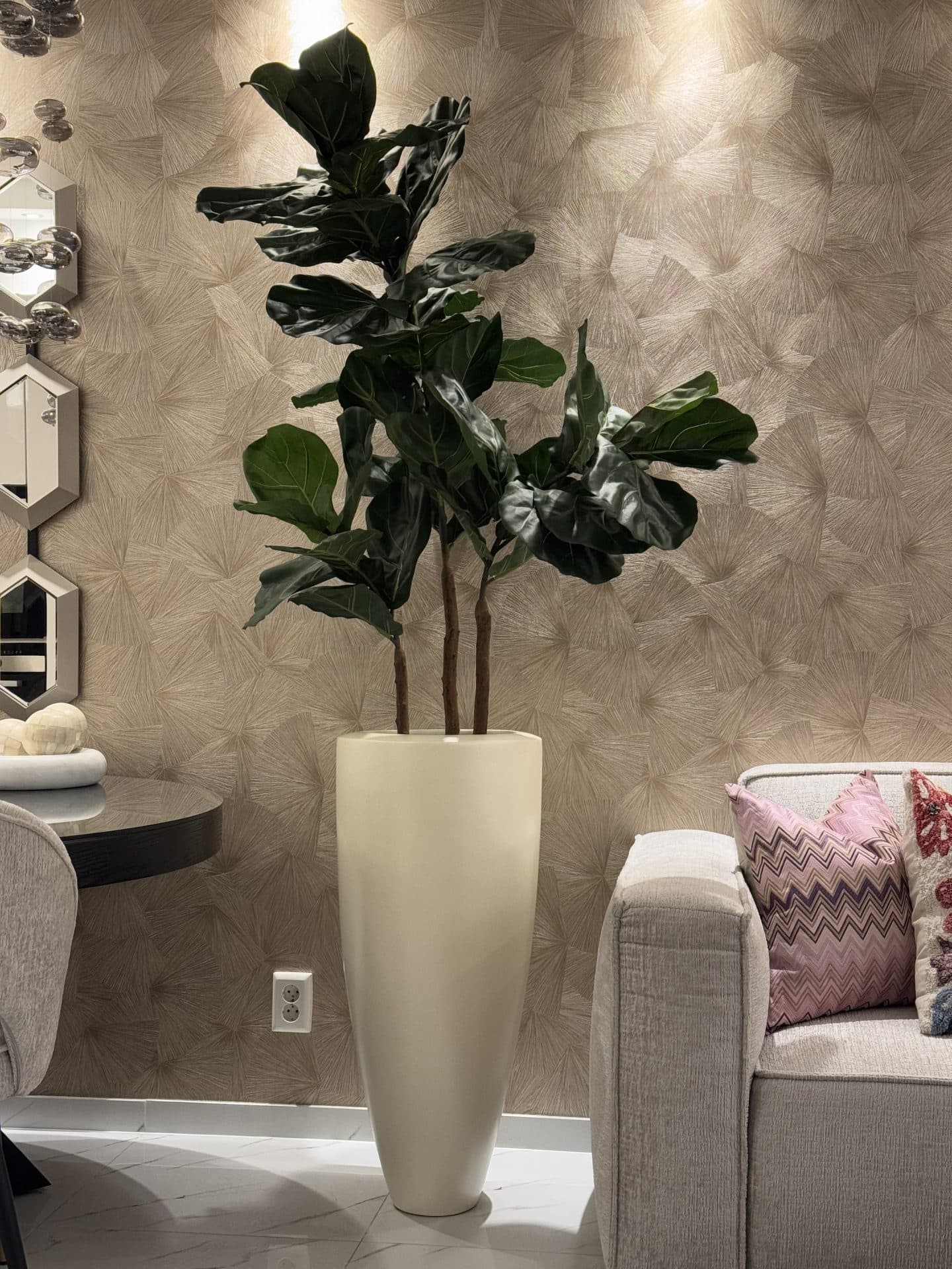 Ivory metallic vloervaas 90 cm opgemaakt met zijden tabaksplant 210 cm