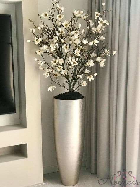 Vaas zilver met magnolia takken 90 cm hoog