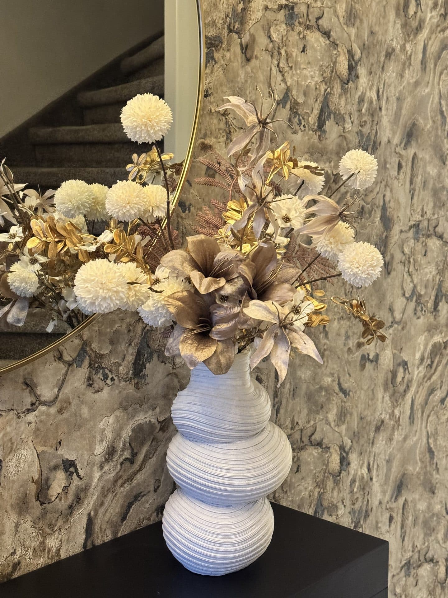 Vaas wave bol ivory opgemaakt met zijdebloemen arrangement