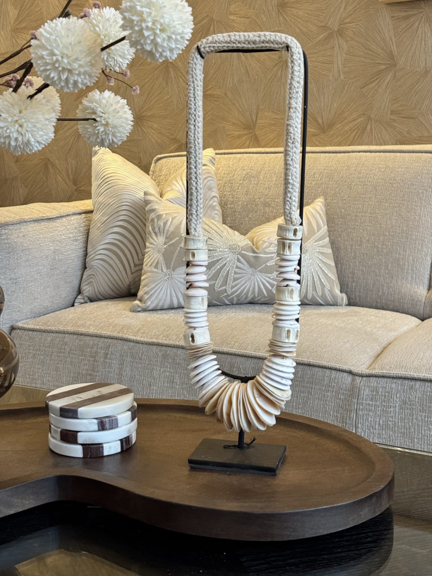 Schelpenketting op zwart voet crème wit 12x7x46 cm