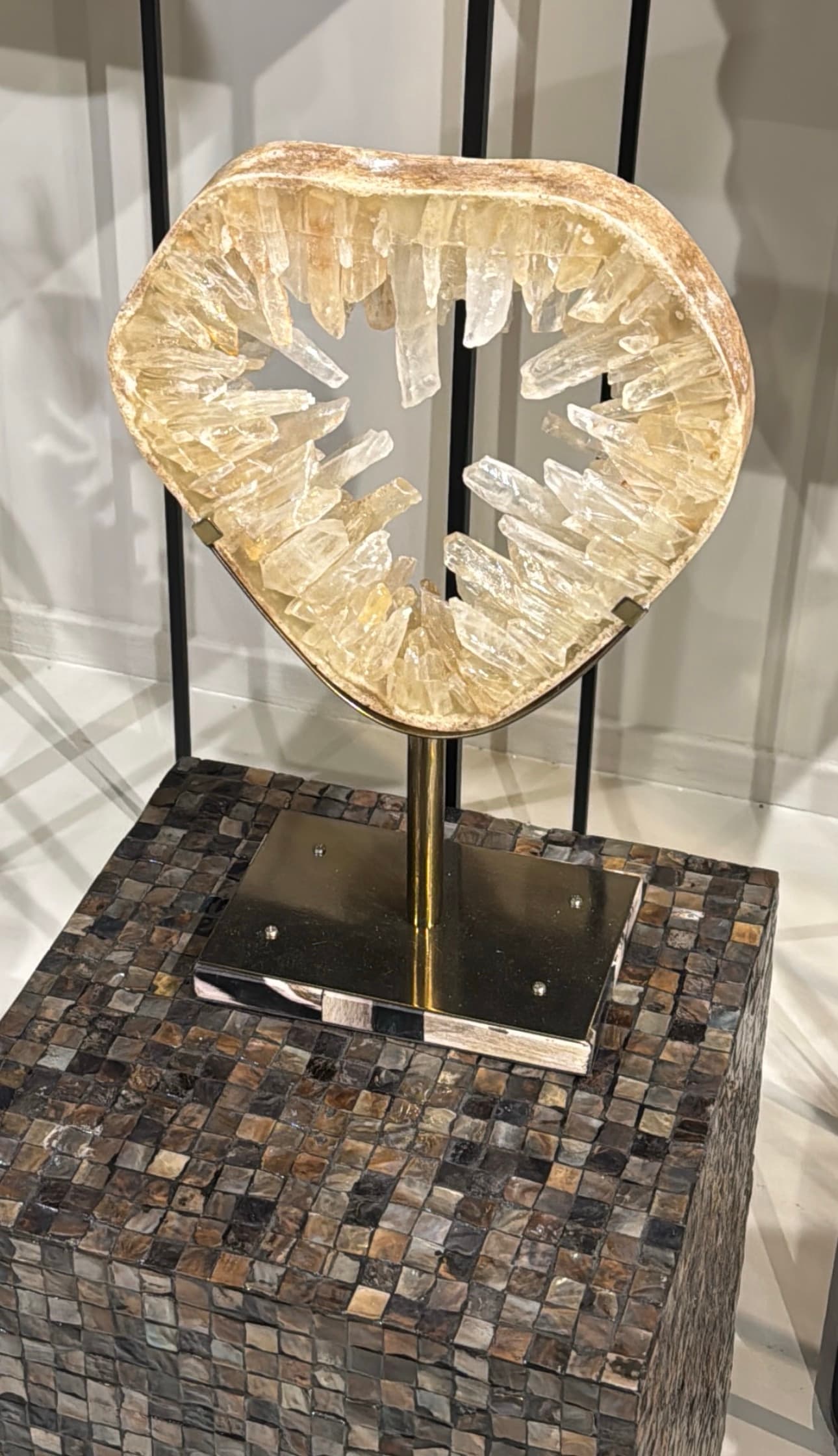 Quartz ornament op standaard M - 29x13,5x43,5 cm