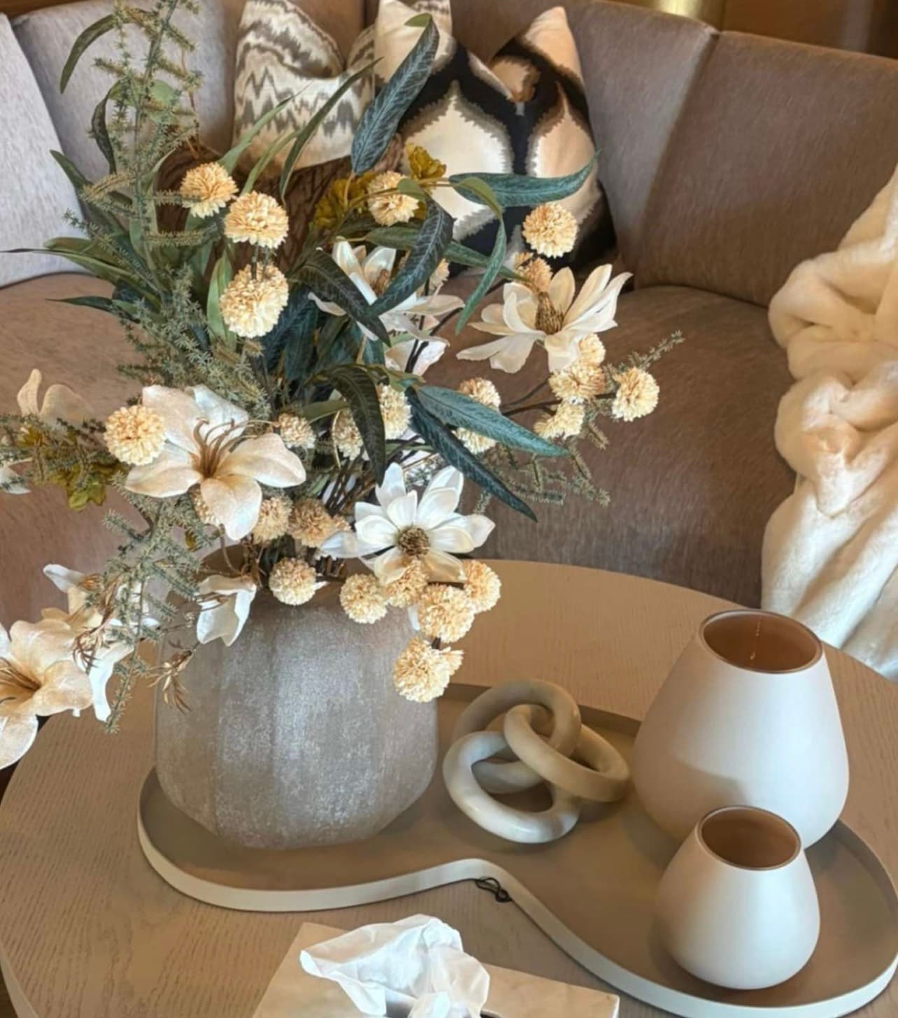Vaas met zijden boeket arrangement in light brown tinten