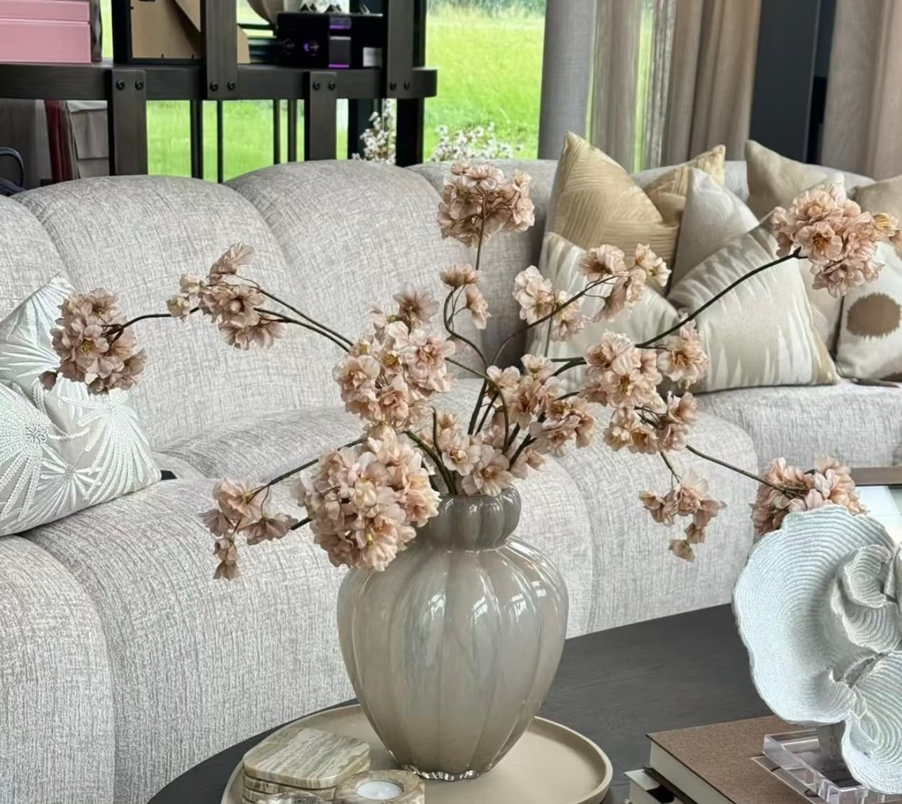 Luxe vaas taupe met bloesems peache