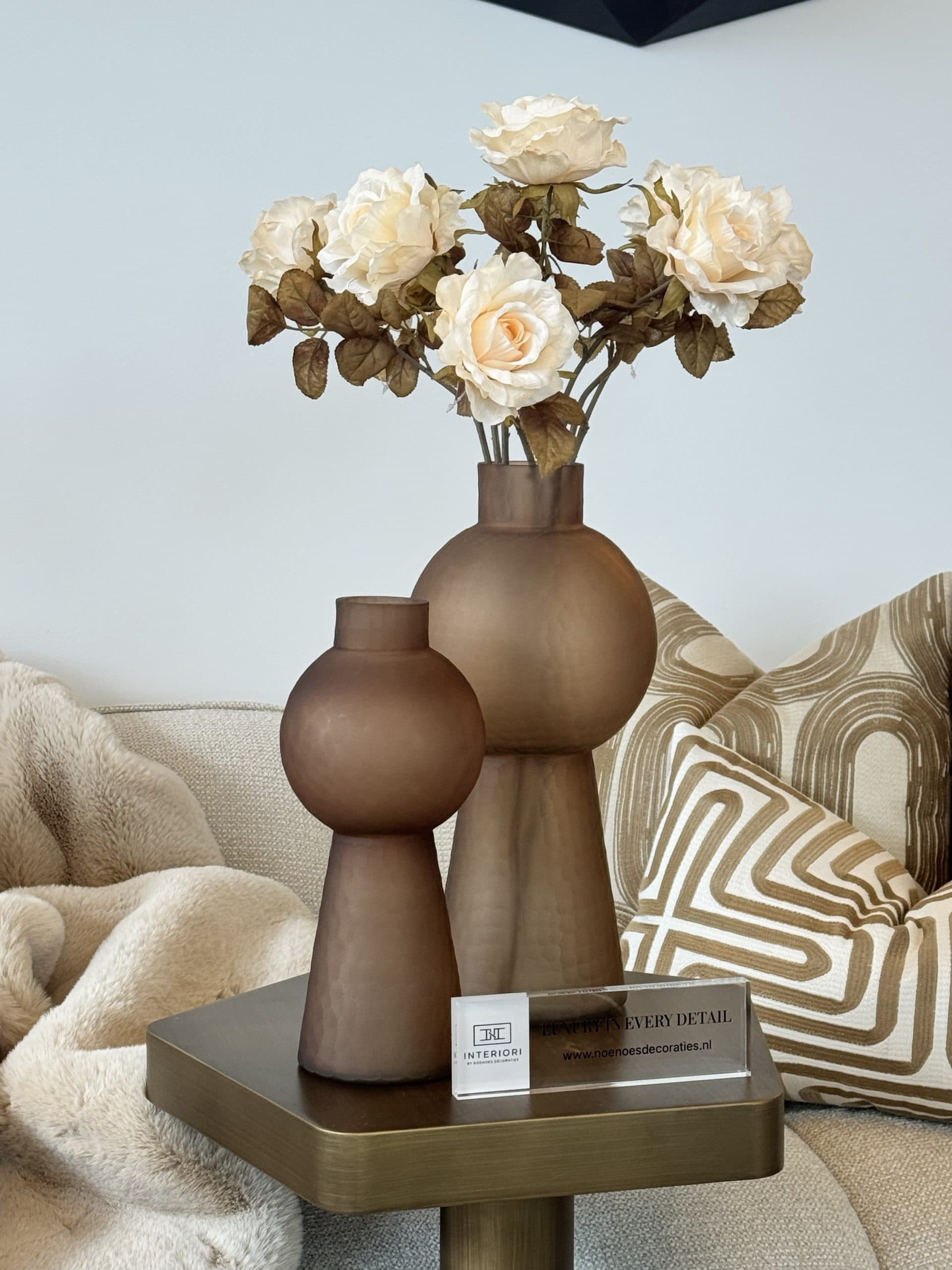 Luxe set van 2 richmond Ora vazen bruin opgemaakt met beige rozen