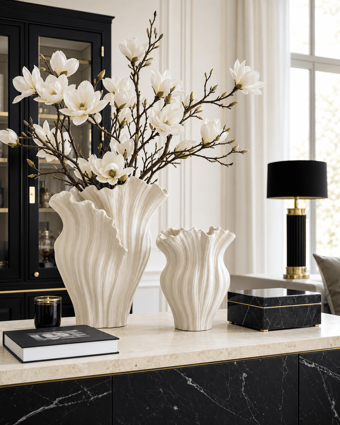 Schelpenvazen met witte magnoliatakken in een luxe Noenoes interieur