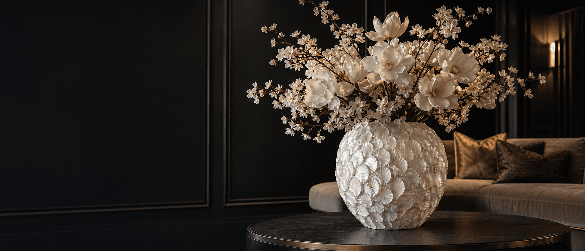 Opgemaakte schelpenvaas met zijdebloemen in een luxe interieur