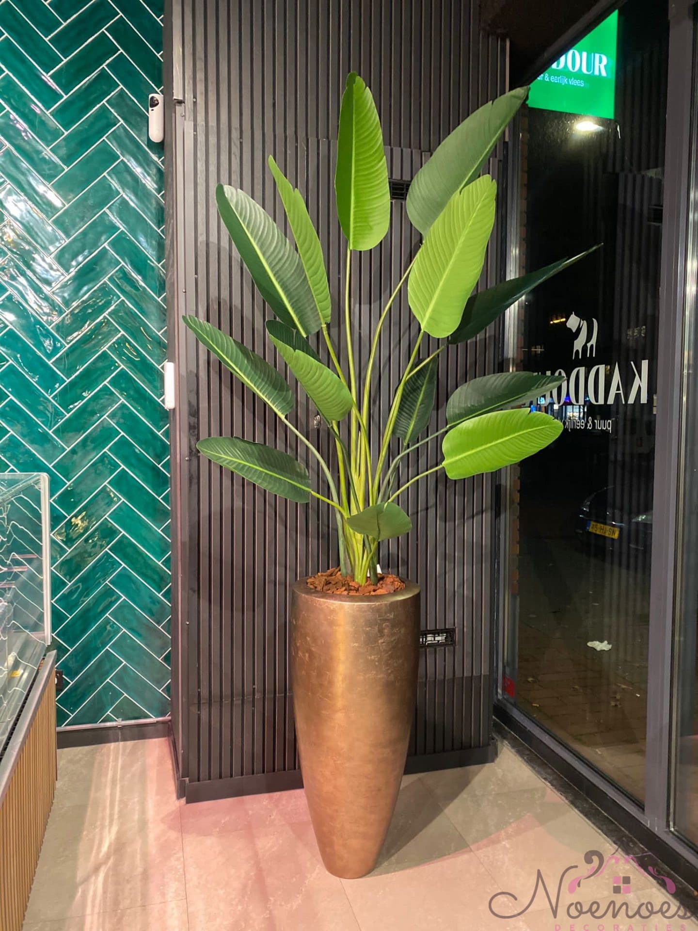 Bladgoud metallic vaas opgemaakt met groene kunstplant 235 cm