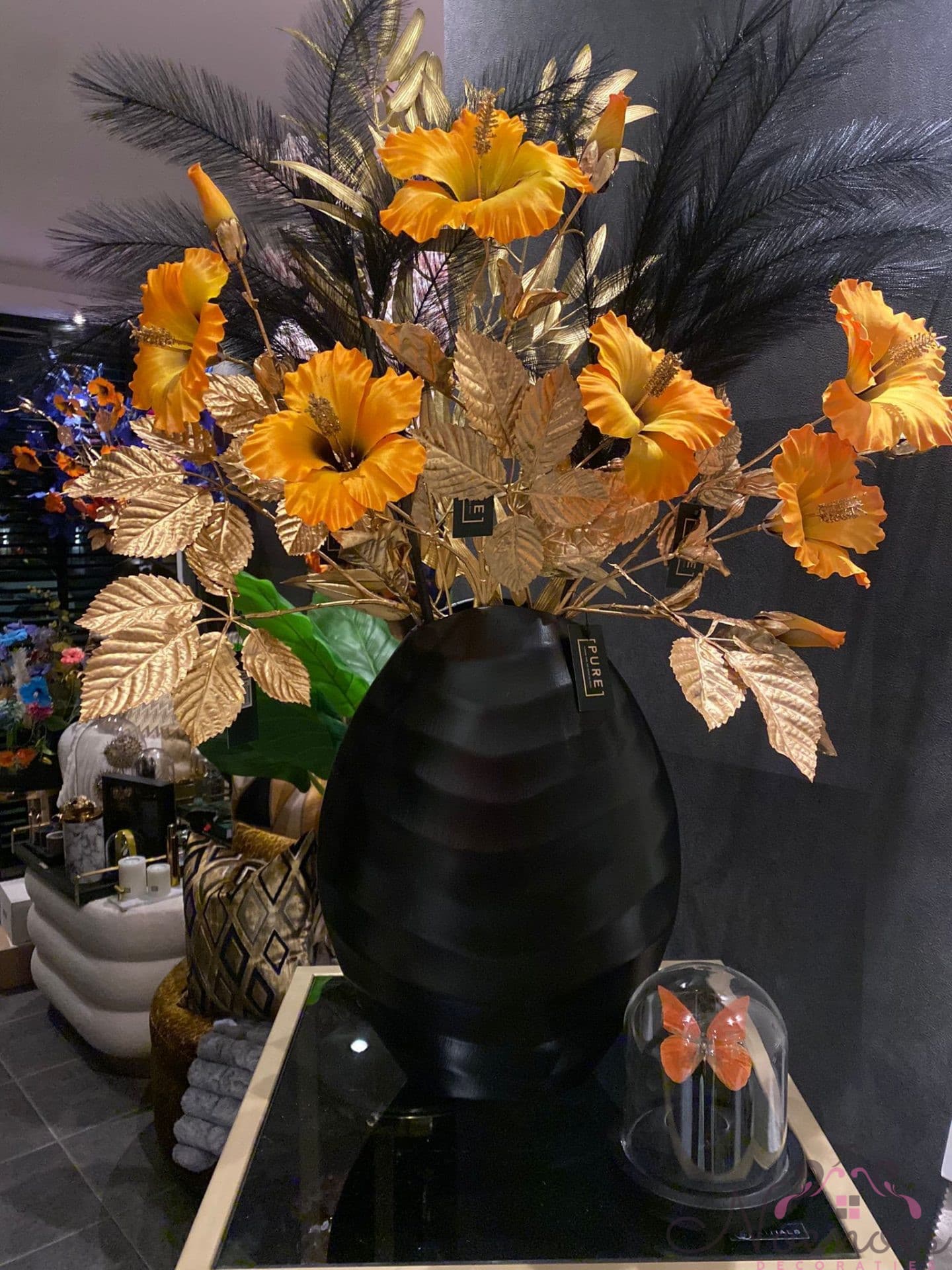 Flower vaas zwart met oranje hibiscus arrangement 80 cm