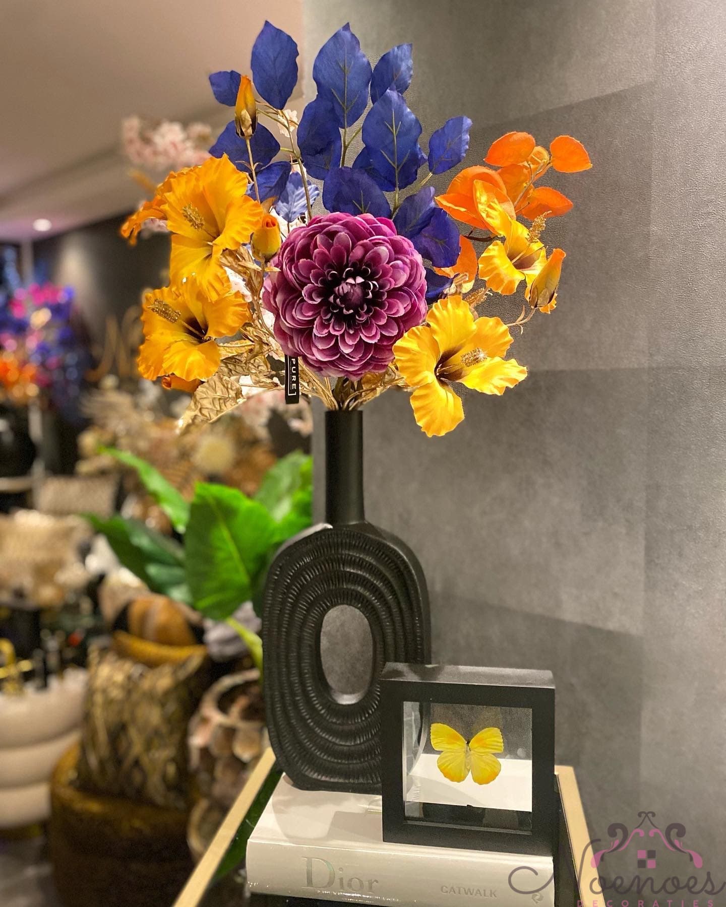 Vaas zwart met boeket zijdebloemen geel blauw paars 80 cm