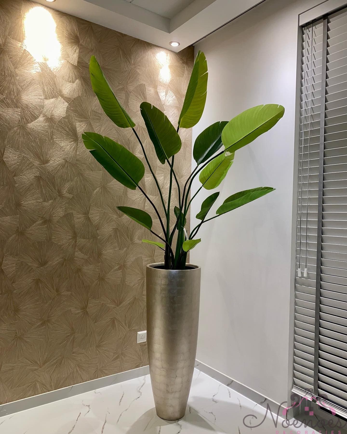 Metallic champagne vaas 90 cm opgemaakt met Strelitzia Nicolai kunstplant