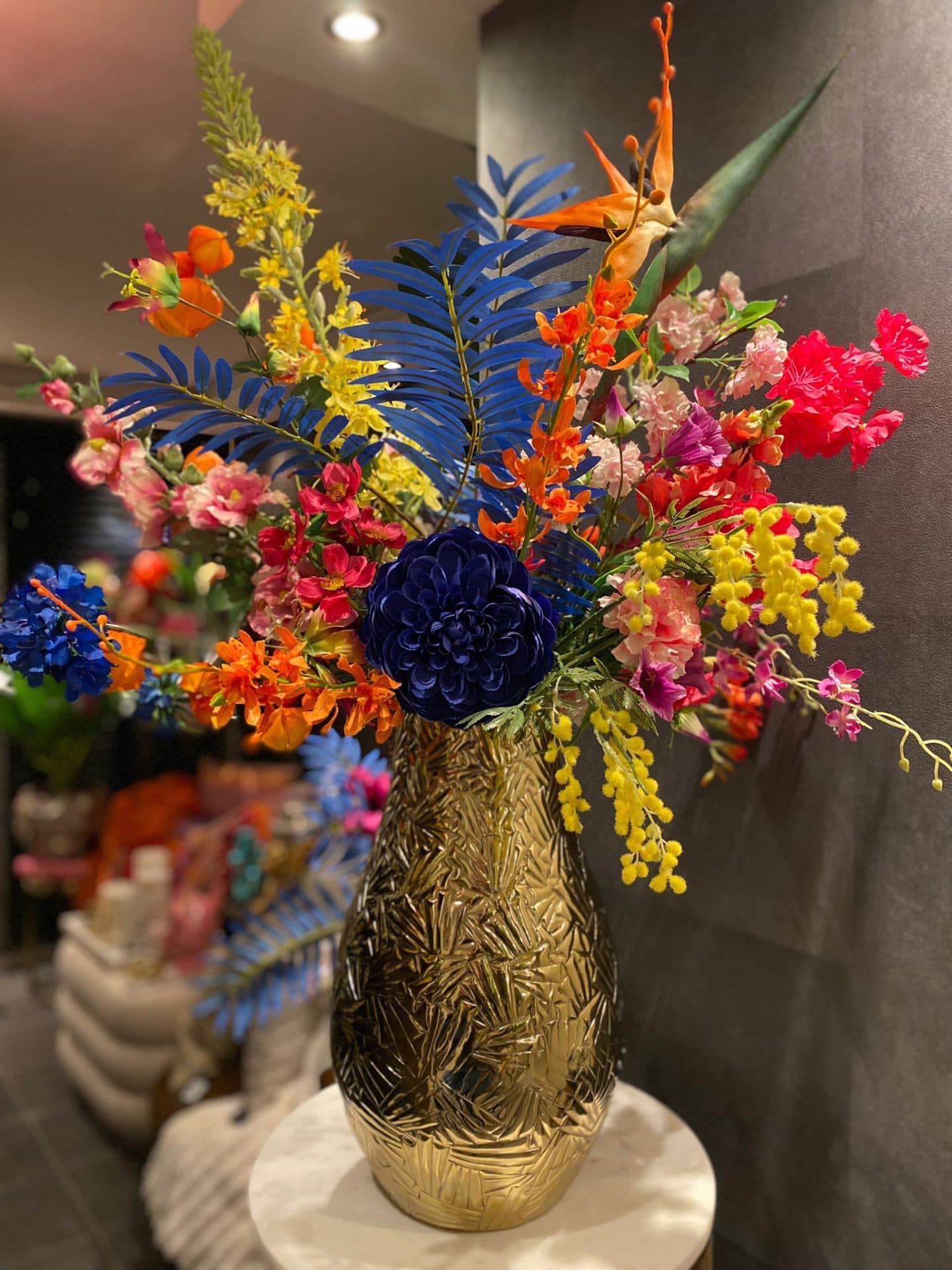 Gouden vaas met zijdebloemen arrangement 93 cm hoog