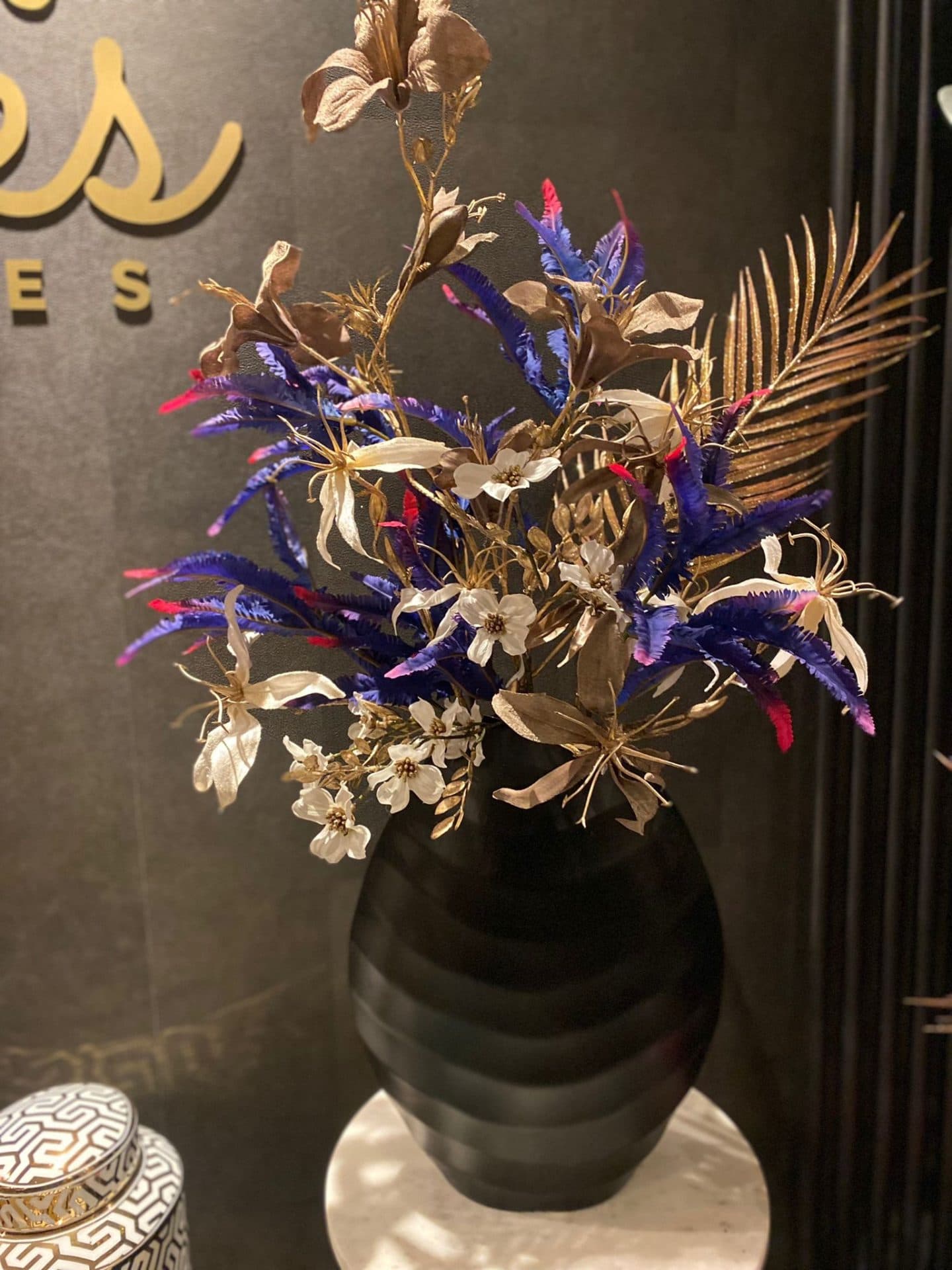 Ribbelvaas met zijdebloemen paars, taupe en goud