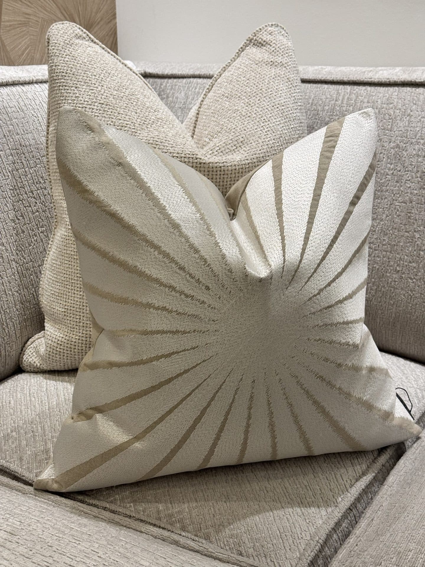Sierkussen ivory zand met starburst patroon 50x50 cm