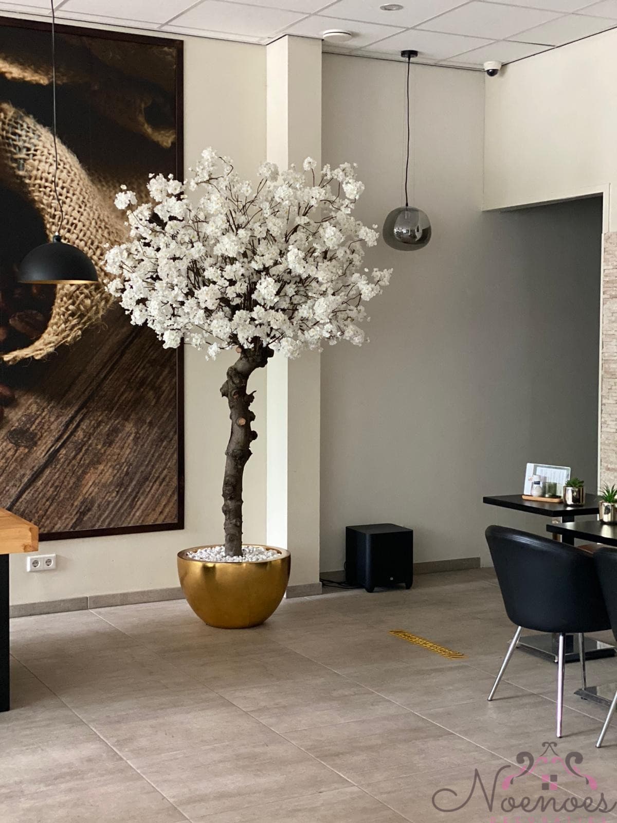 Bloesemboom in Pandora vaas wit - totaalhoogte 240 cm