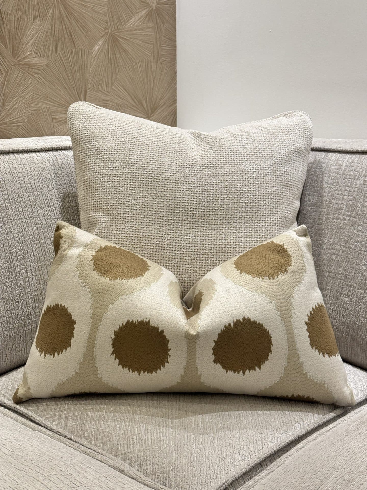 Sierkussen brons beige crème met ikat-stippenpatroon 60x35 cm