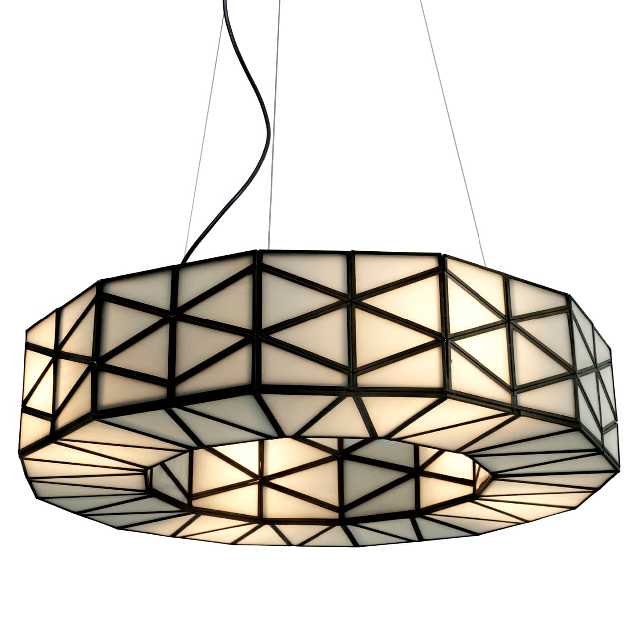 Ronde hanglamp met driehoekige glaspanelen in een koperkleurig messing frame