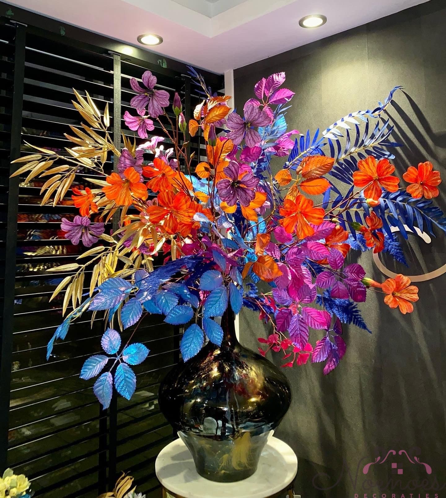Vaas zwart-goud opgemaakt met XL zijdebloemen boeket 120 cm