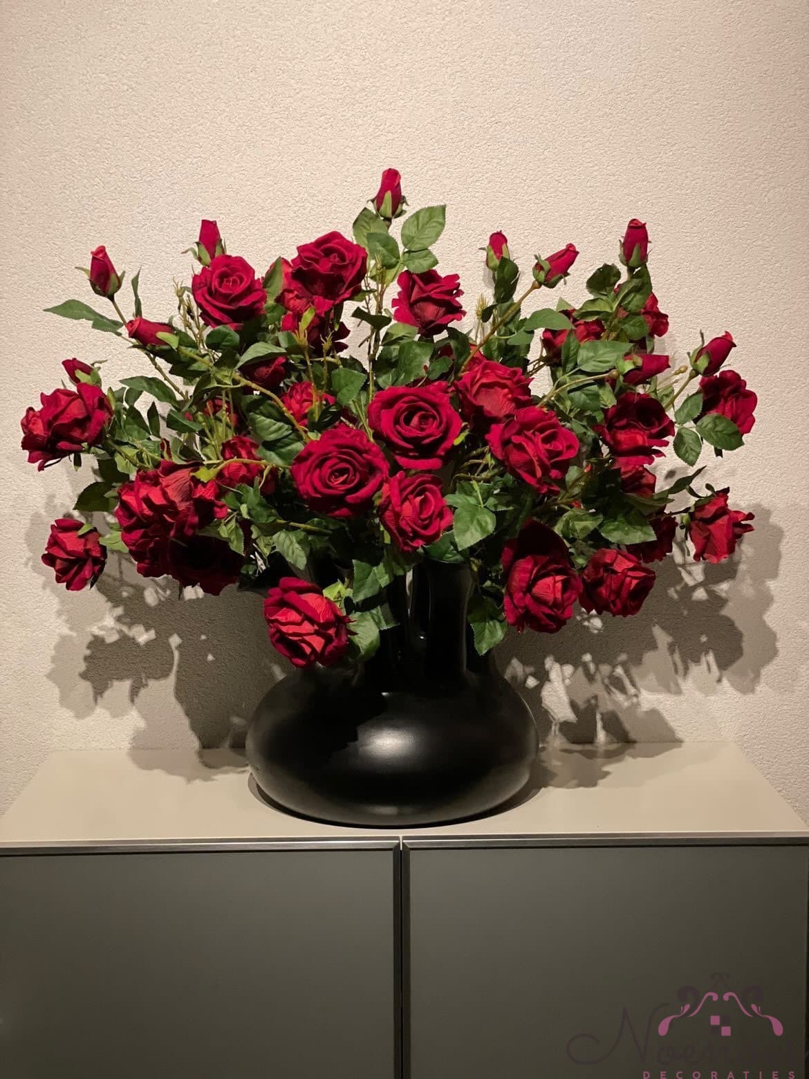Trompetvaas met rode zijden rozen arrangement 97 cm breed